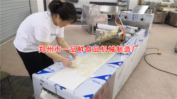 工作人員對客戶訂購設(shè)備進(jìn)行調(diào)試生產(chǎn)
